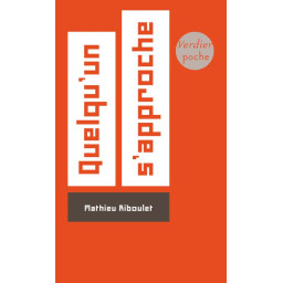 QUELQU'UN S'APPROCHE